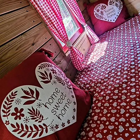 La Roulotte Rose Rouge *
